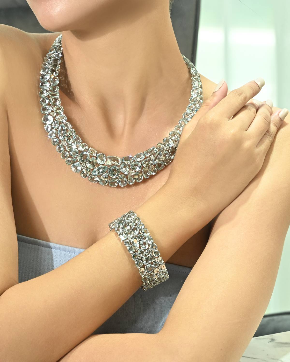 DAZZLING necklace and bracelet.